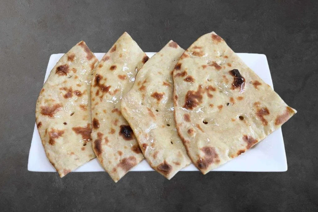 Stuffed Cheese Naan bei Bollywood Tadka Indisches Restaurant Berlin